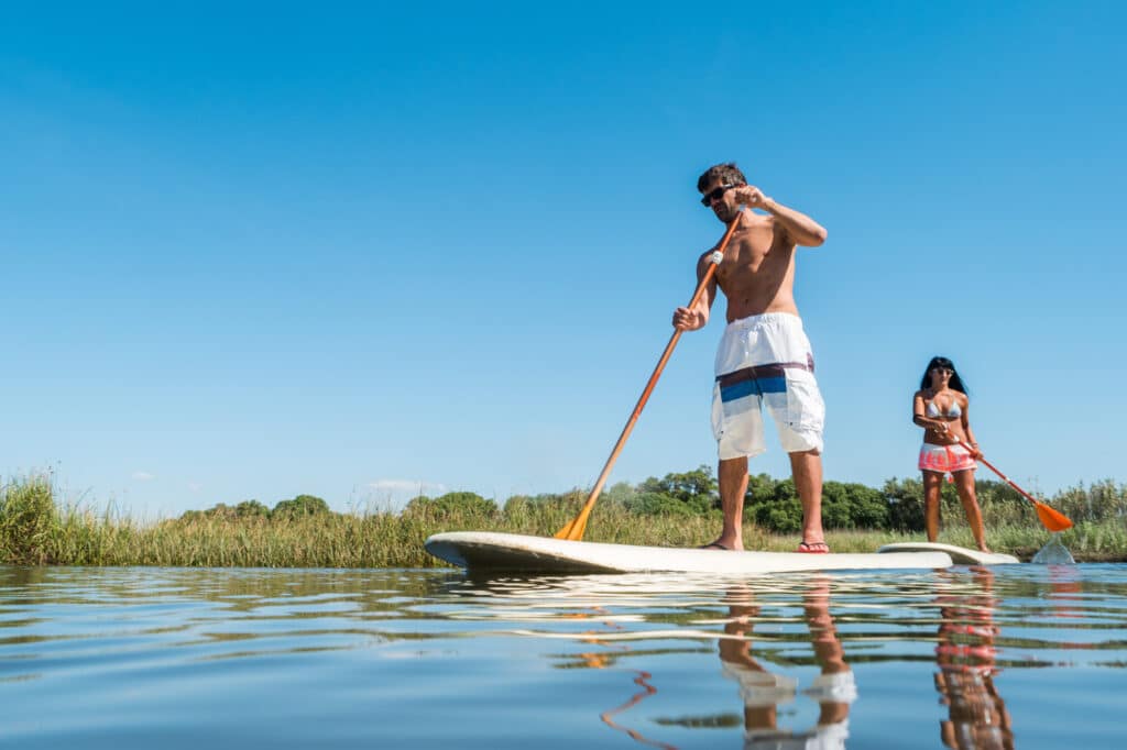 Über das Wasser gleiten beim Stand Up Paddling – SUP mieten