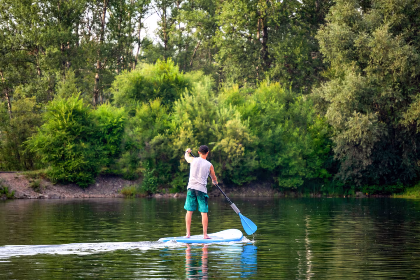 Über das Wasser gleiten beim Stand Up Paddling – SUP mieten