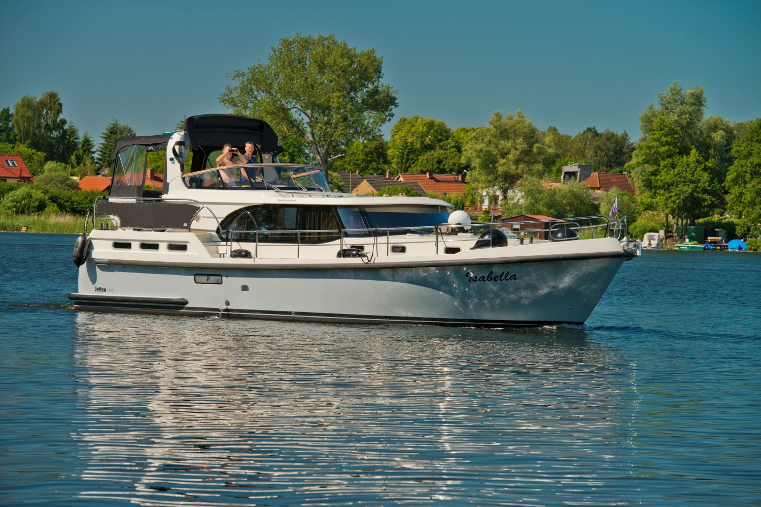 Hausboot vs. Segelboot – Was passt besser zu deinem Urlaub