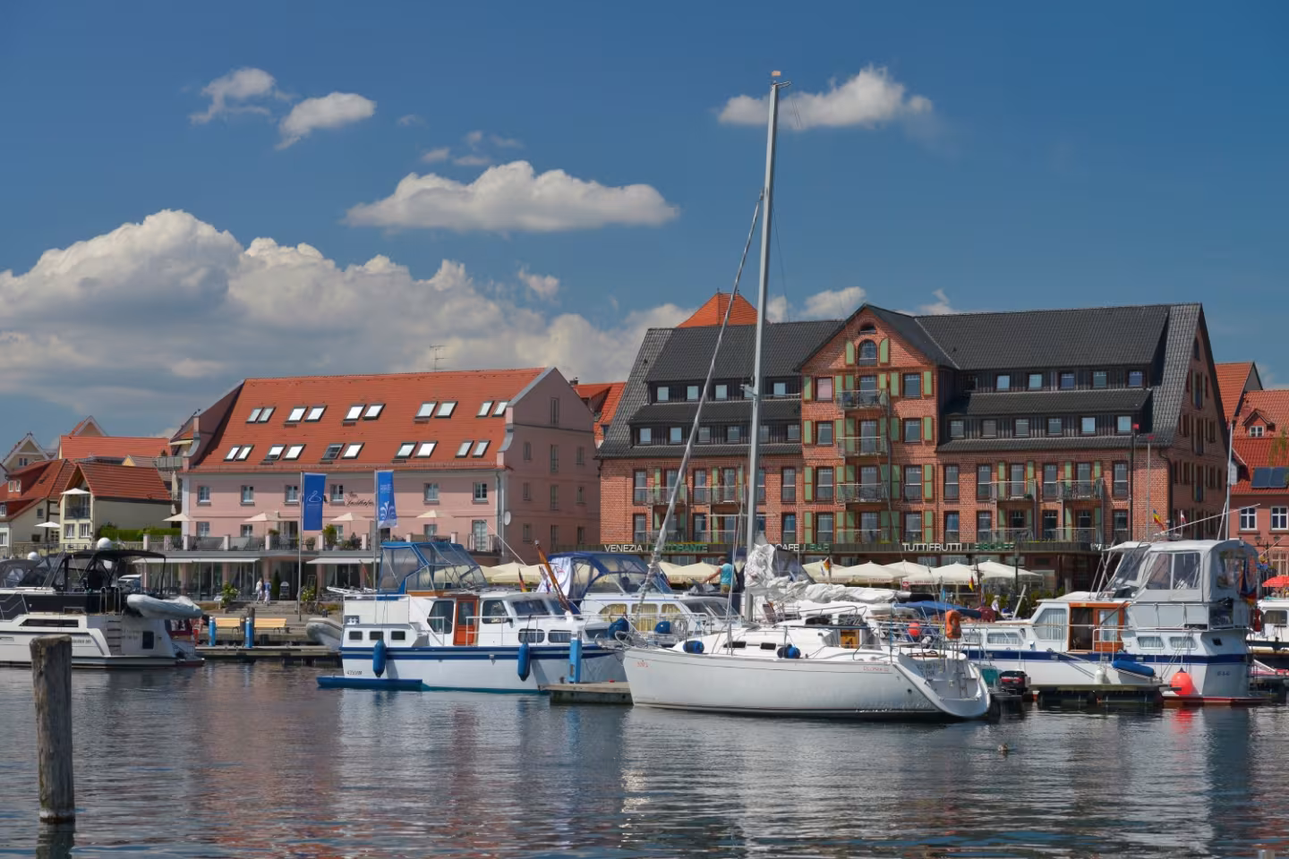 Hausboot vs. Segelboot – Was passt besser zu deinem Urlaub