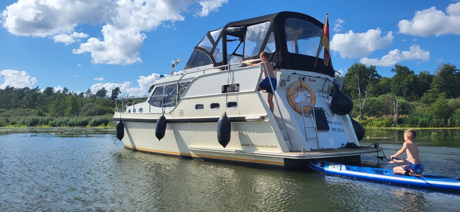 Premium-Yachtcharter: Luxus und Komfort auf dem Wasser für jeden Anlass