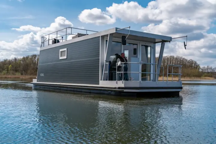 Hausboot-Urlaub planen - Hausboot Aussenansicht