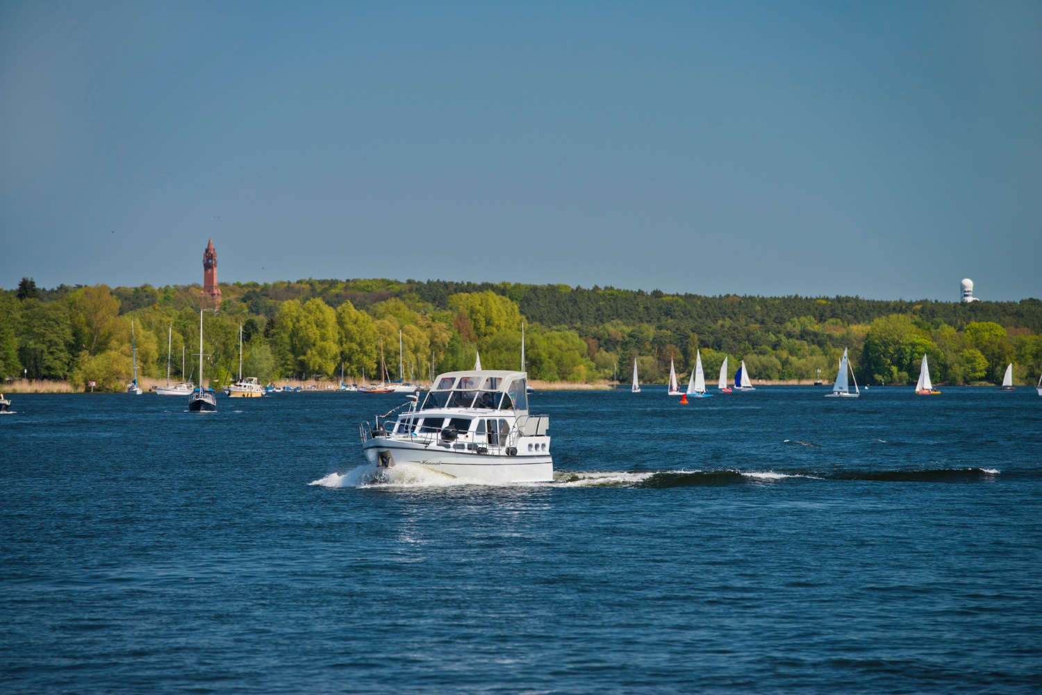 Teambuilding und Firmenveranstaltungen auf dem Wasser – Warum ein Hausboot die perfekte Location ist