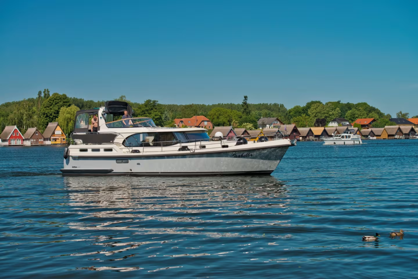 Teambuilding und Firmenveranstaltungen auf dem Wasser – Warum ein Hausboot die perfekte Location ist