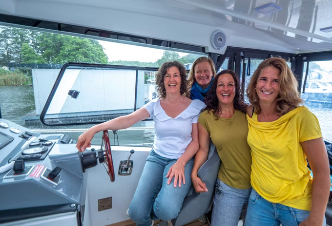 Junggesellinnenabschied auf dem Boot